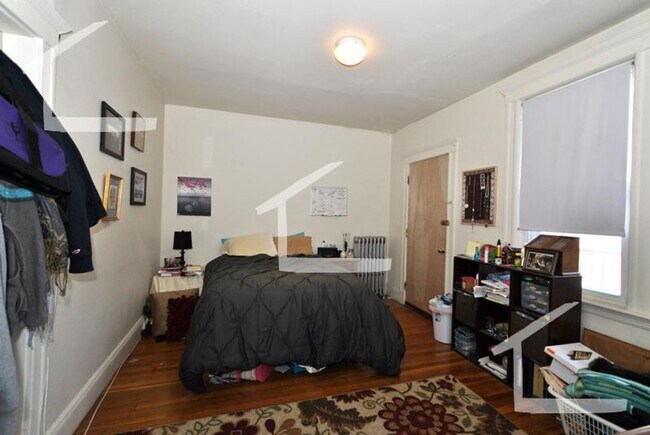 Building Photo - Large 2 bed unit in a prime location, the landlord paying the full broker's fee!