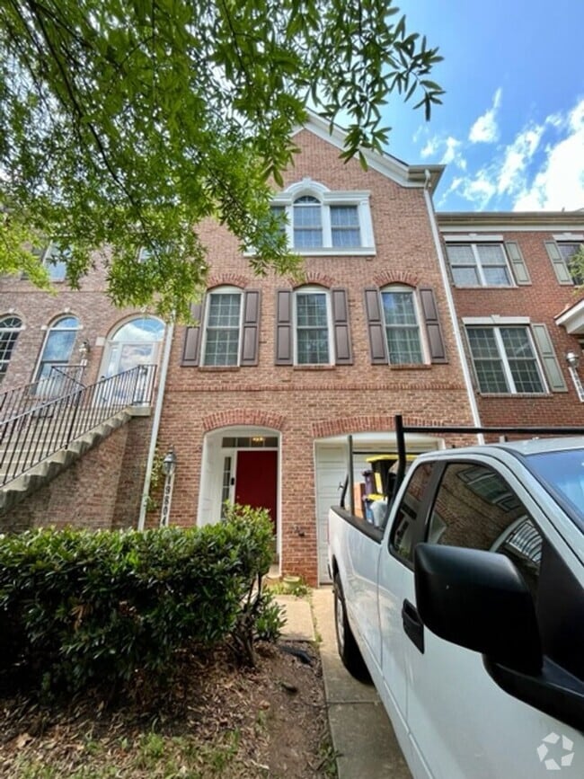 Building Photo - Spacious and bright 3 BR 3.5 BA TH with ga...