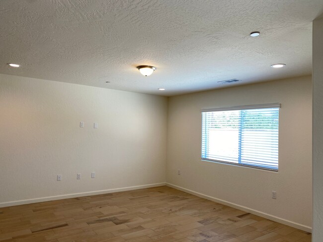 Building Photo - 3 BR 2 BA Available Now