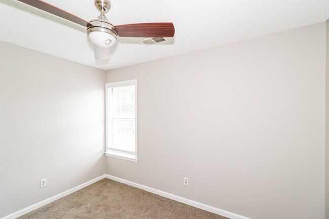 Building Photo - 5893 Pipers Green Ln