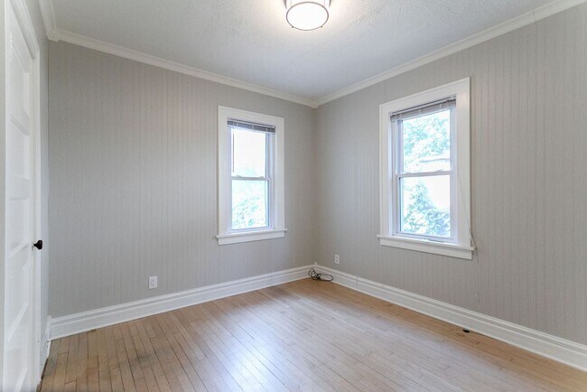 Building Photo - Updated 5 bedroom 2 bath single family house