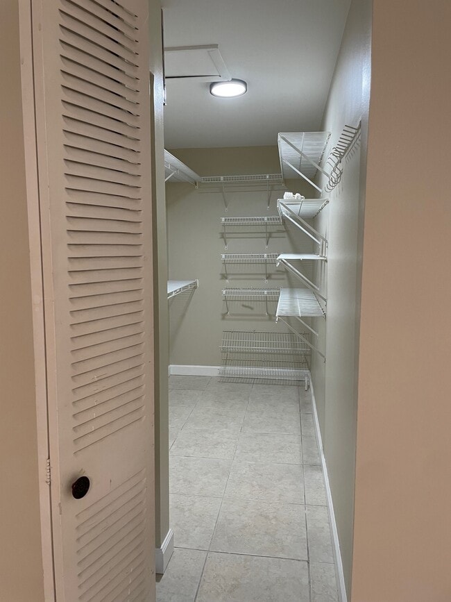 Building Photo - 4702 SW 67th Ave