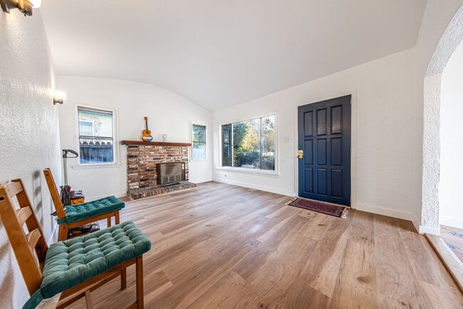 Building Photo - 3 Bedroom Home with Outdoor Space in Frogtown!