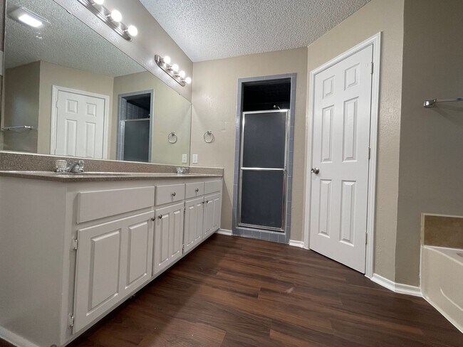 Building Photo - AVAILABLE NOW 3 BEDROOM 2 BATH HOME IN BUR...