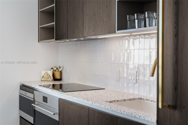 Building Photo - 601 NE 1st Ave