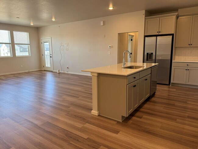 Building Photo - Beautiful Home in Windsor with Internet Included!