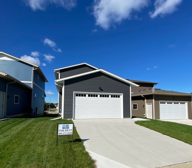 Building Photo - 4 bed, 3.5 Bath Single Family Home (Middle...