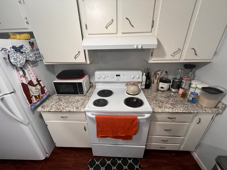 Building Photo - 13902 Lear Blvd