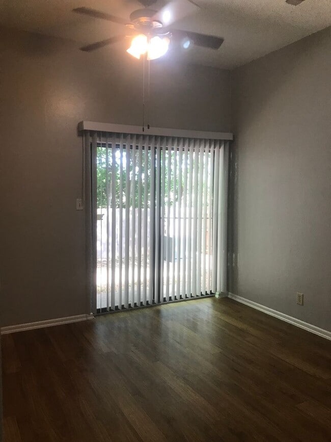 Building Photo - 2 bedroom Duplex