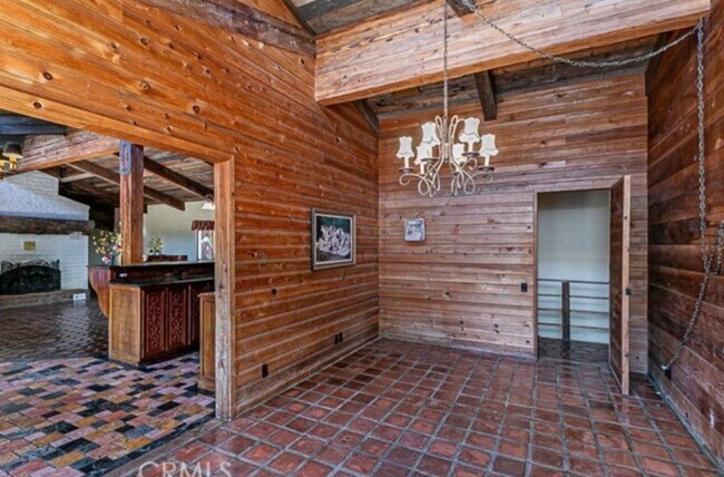 Building Photo - Escape to Your Own Private Retreat Among the Oaks