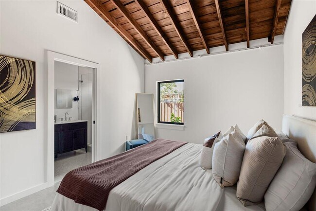 Building Photo - 870 Carver St