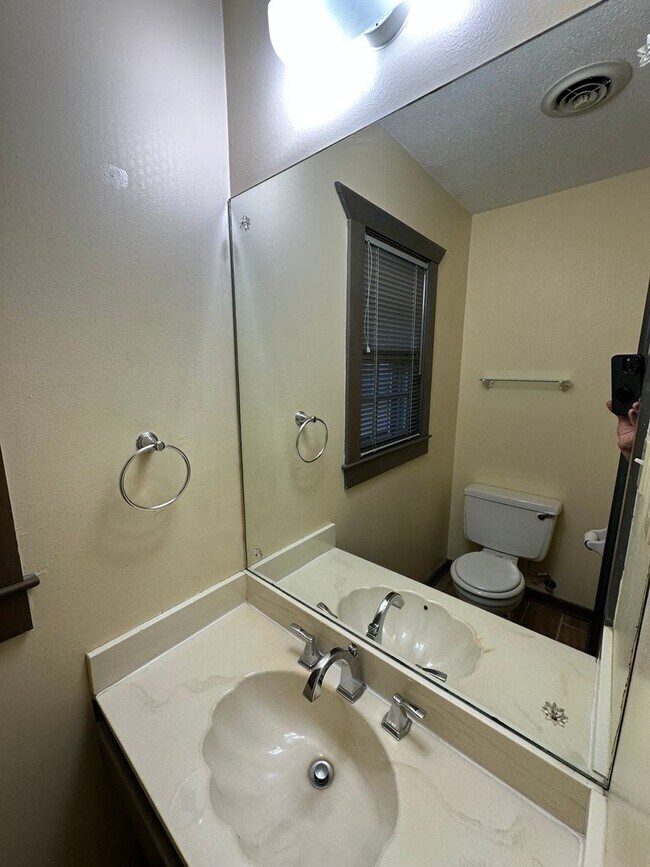 Building Photo - Showings may begin 7/1/26. Spacious Germantown home! Walking distance to Farmington Elementary. S...