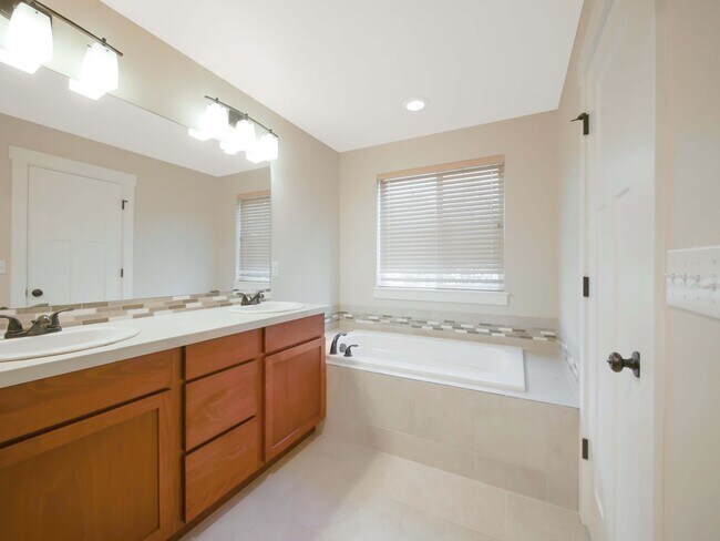 Building Photo - 3 Bed, 2.5 Bath Beautiful Single-family Av...