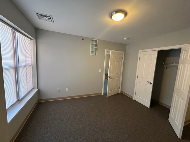 Building Photo - 2bed 2 bath