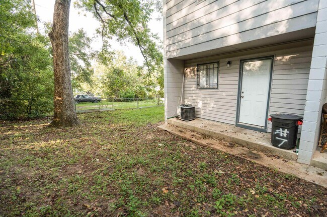 Building Photo - 1305 Clay St