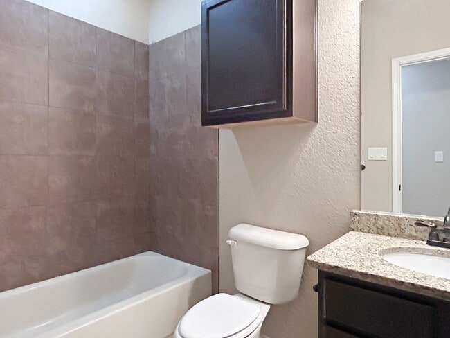 Building Photo - Beautiful Duplex Home In New Braunfels