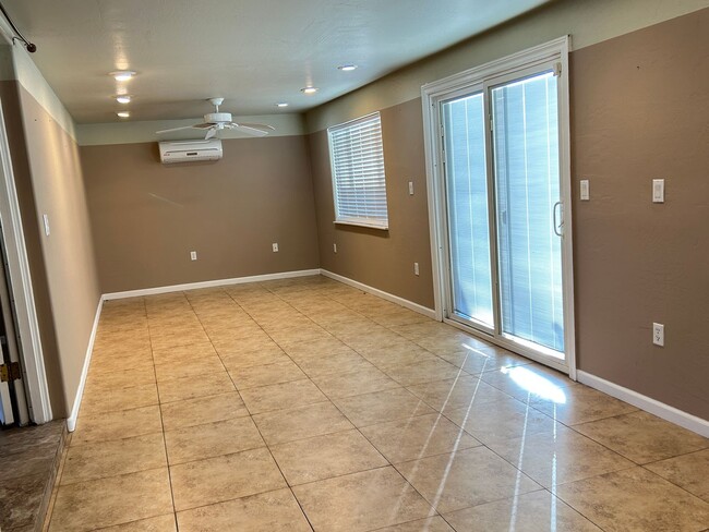 Building Photo - Stunning 3 Bedroom 2 Bath