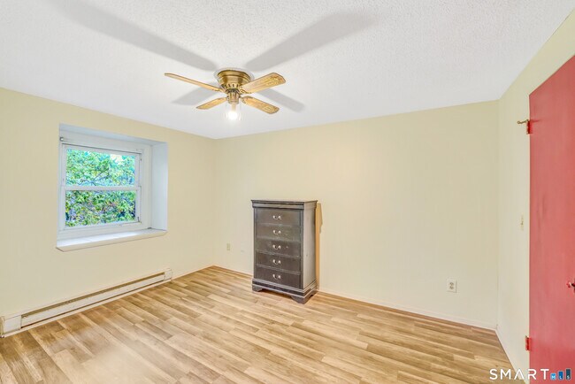Building Photo - 364 Colonial Ave