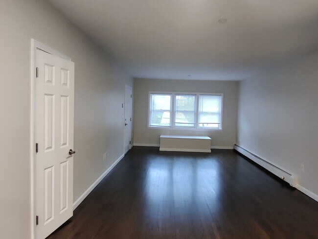 Building Photo - Coolidge Corner Area of Brookline. In-Unit Washer and Dryer, Heat, Hot Water Included, Bonus Room