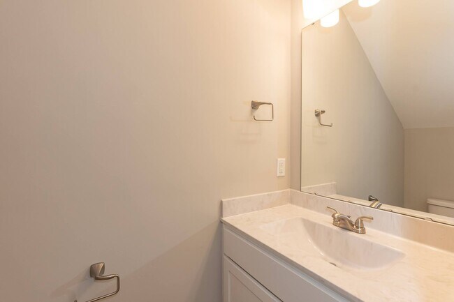 Building Photo - Four Bedroom Home