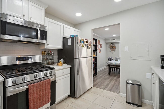 Building Photo - 102 Monroe St