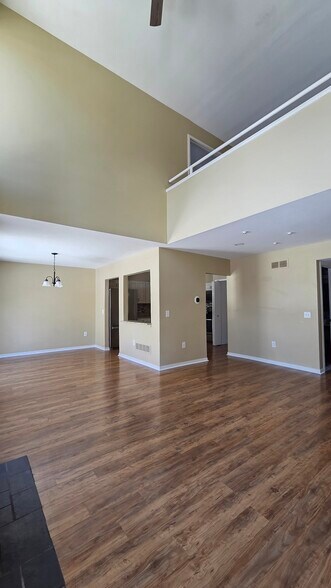 Building Photo - 653 Glasgow Ct