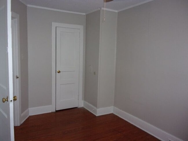 Building Photo - Renovated 2 Bedroom 1 1/2 Bath Townhome - ...