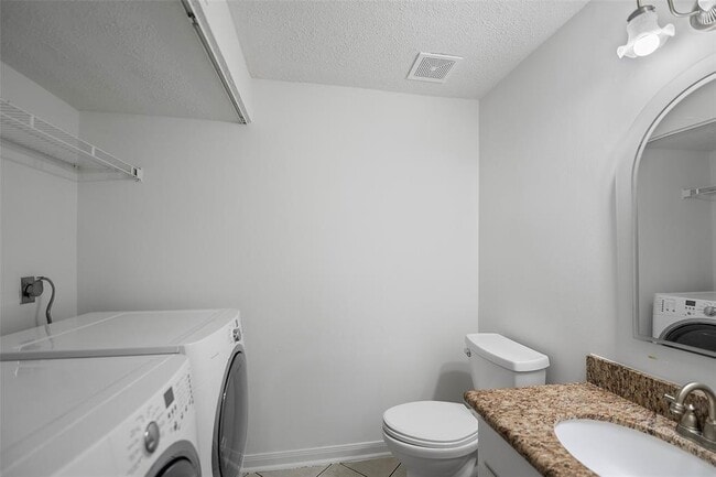 Building Photo - 2387 Crescent Park Dr