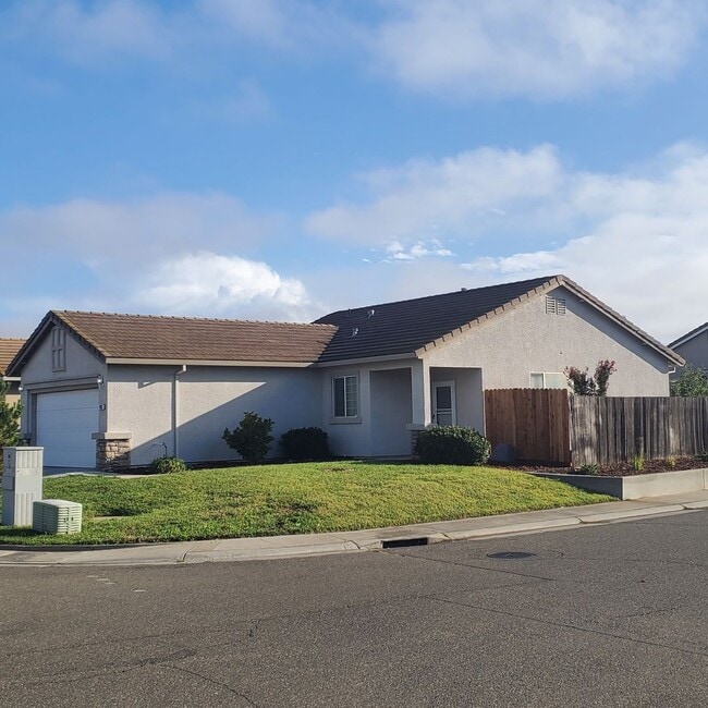 Building Photo - Updated 3bed/2bath home in Churchhill Downs