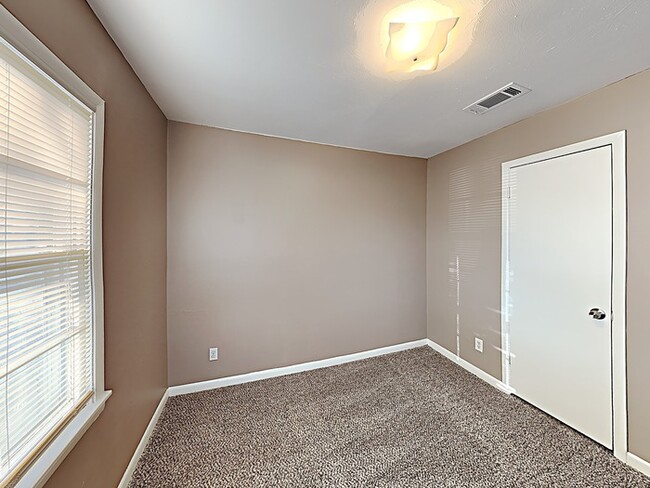Building Photo - Adorable 4 Bedroom!!