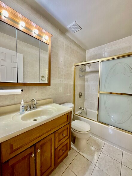 Main Bathroom w/Tub & Shower - 46 Forrest Ave