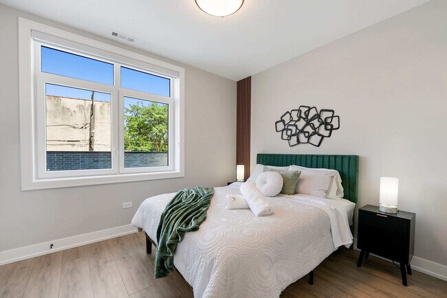 Building Photo - 2344 W Polk St