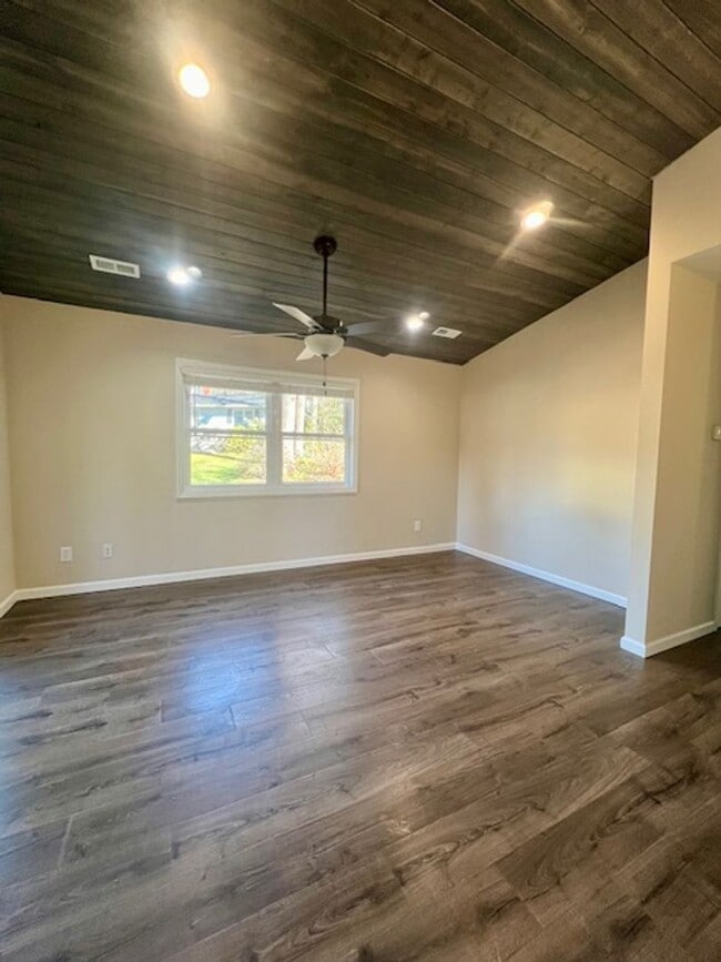 Building Photo - Black Mountain Duplex Rental-Fabulous Location!