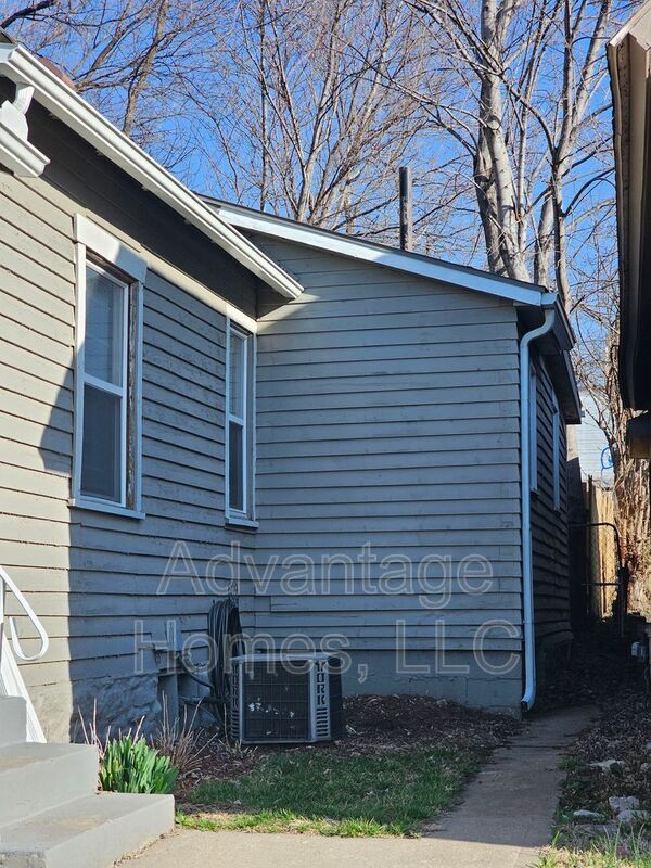 Building Photo - 4826 E 6 St