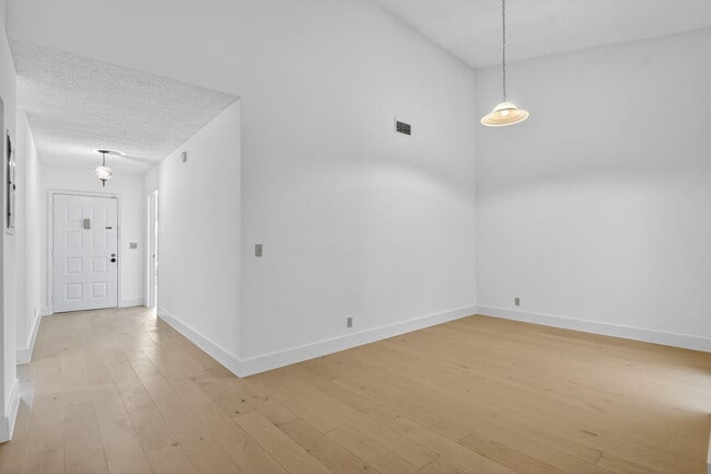 Building Photo - 708 Lago Rd