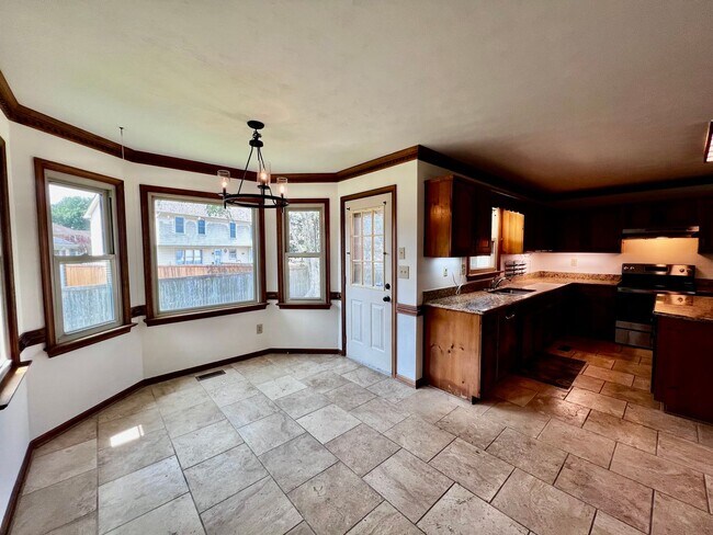Building Photo - 4 bedroom ranch in the desirable Bellamy W...
