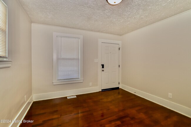 Building Photo - 3732 River Park Dr