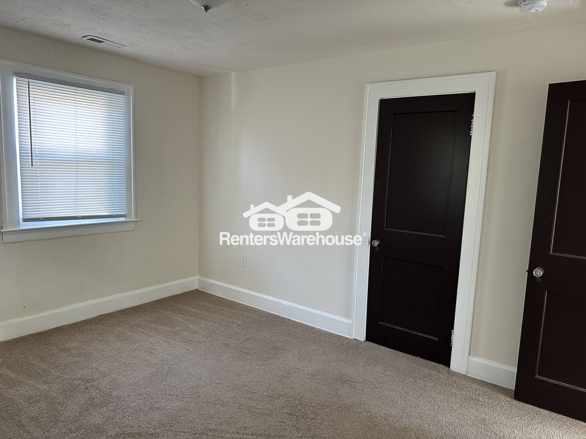 Building Photo - 3703 Parkside Dr