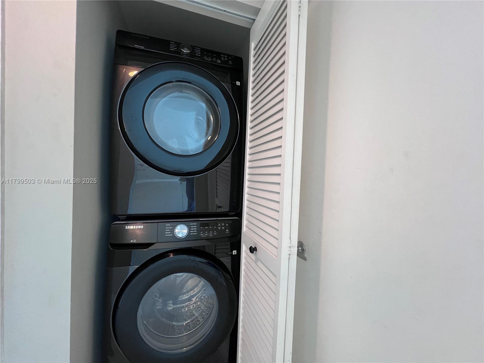 Building Photo - 950 Brickell Bay Dr