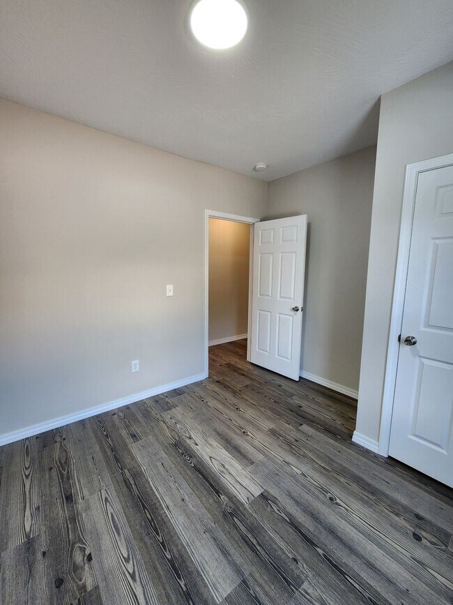 Building Photo - Spacious 2-Bedroom, 1-Bathroom Home AVAILA...