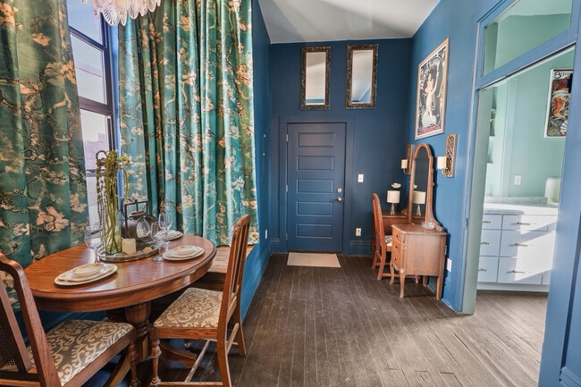 Building Photo - 217 N Sibley Ave