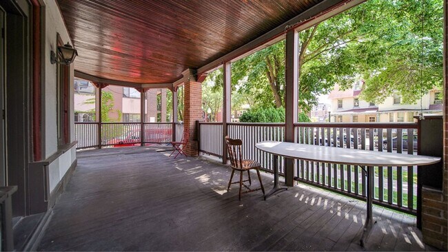 Interior Photo - 151W
