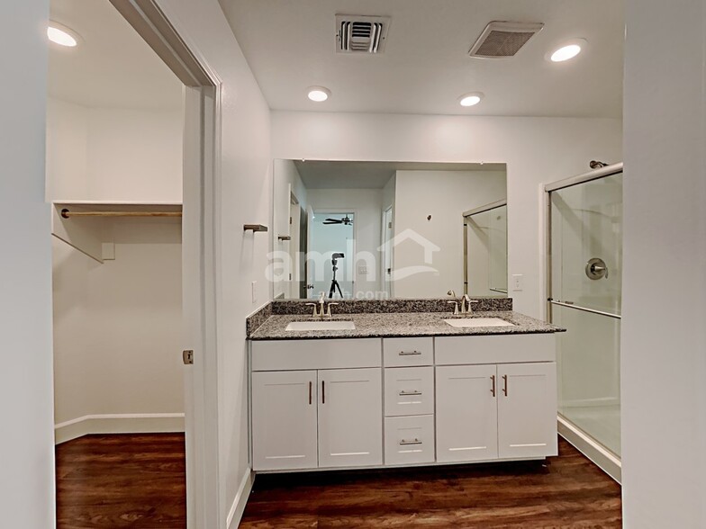 Building Photo - 638 W Harbor Dr