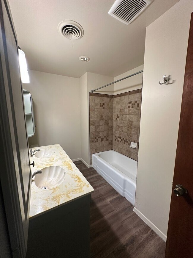 Building Photo - Beautiful Home on Mesa Circle!