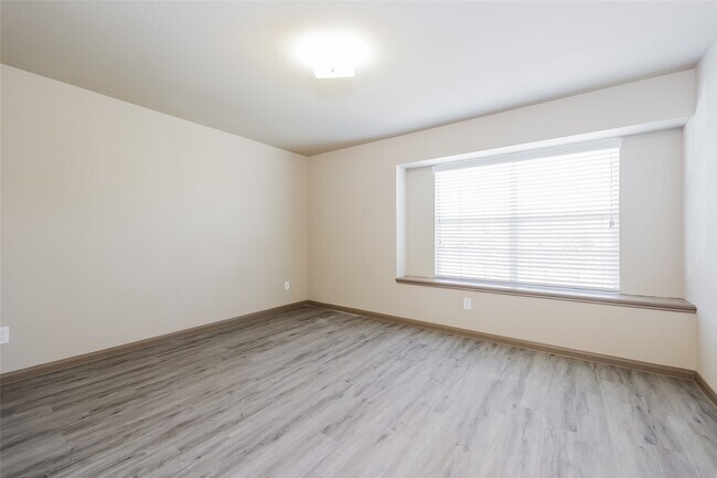 Building Photo - 2451 Peterborough Way
