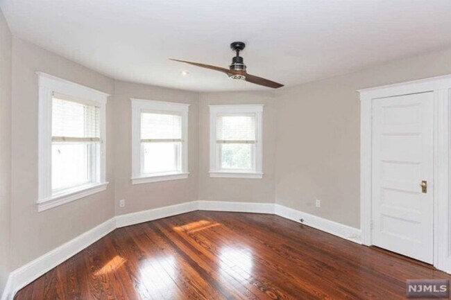 Building Photo - 242 Maple Ave
