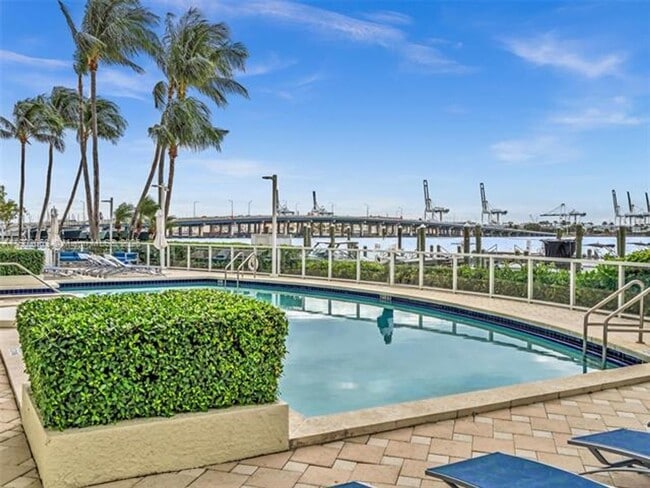 Building Photo - 650 West Ave