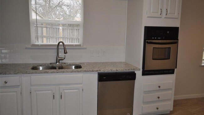 Building Photo - 2232 Shady Brook Dr