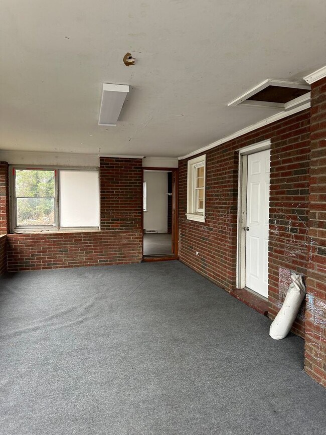 Building Photo - 3203 Old Forest Rd