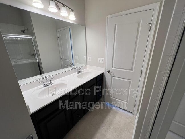 Building Photo - 505 Rolling Valley Dr